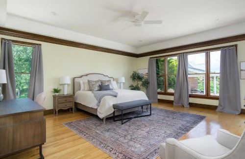 Marshall House | BRAND NEW furniture Breathtaking VIEWS Hot Tub Pool 20 min to Asheville