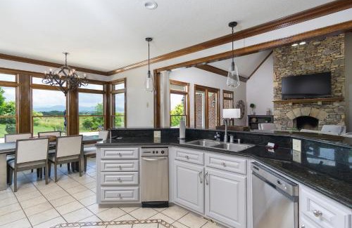 Marshall House | BRAND NEW furniture Breathtaking VIEWS Hot Tub Pool 20 min to Asheville