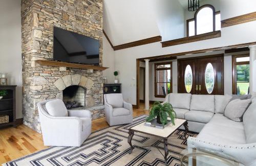 Marshall House | BRAND NEW furniture Breathtaking VIEWS Hot Tub Pool 20 min to Asheville