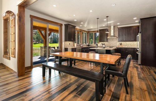Cle Elum House | Brand New Golf Course Stunner! Short Walk to the Winery * Hot Tub * Fire Pit
