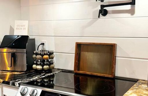 Chalet Village North House | Brand NEW! Great VIEWS! 5*Cabin, Game Room Hot Tub