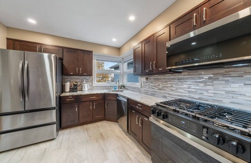 Bayonne House | Brand-New Group Stay|10 Beds|Games|20 Min to NYC