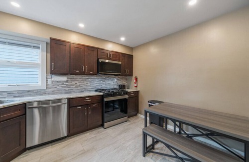 Bayonne House | Brand-New Group Stay|10 Beds|Games|20 Min to NYC