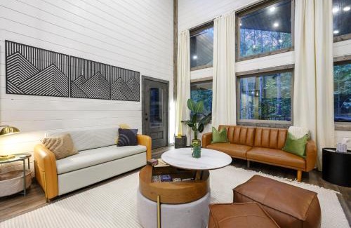 Pickens House | BRAND NEW! Hochatown, Honey! Fire pit, hot tub, luxurious shower!