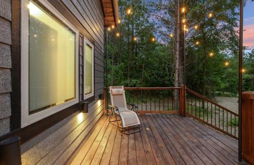 Pickens House | BRAND NEW! Hochatown, Honey! Fire pit, hot tub, luxurious shower!