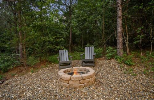 Pickens House | BRAND NEW! Hochatown, Honey! Fire pit, hot tub, luxurious shower!
