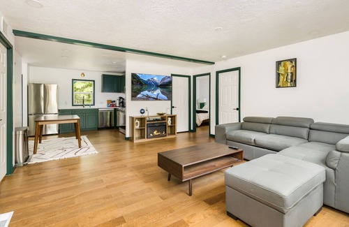Rollingbay House | Brand New Home On 4 Acres With Private Hot Tub