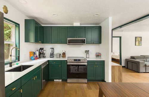 Rollingbay House | Brand New Home On 4 Acres With Private Hot Tub