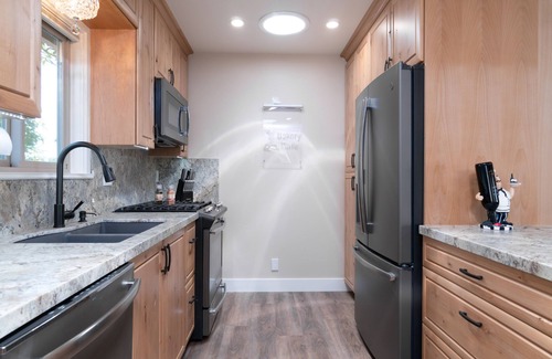 Orange House | BRAND NEW HOME | VIEW, FIRE PIT, BBQ & PUTTING GREEN