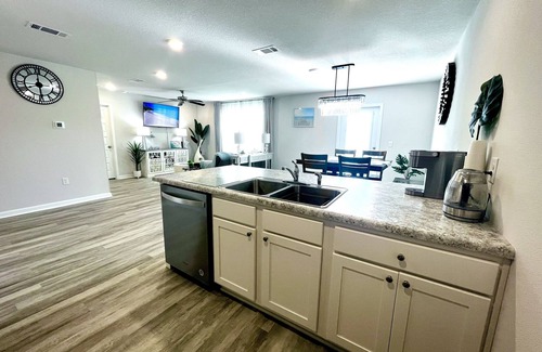 Milton House | Brand New House ~ Modern Luxury ~ 30 min Beach ~3 min dining