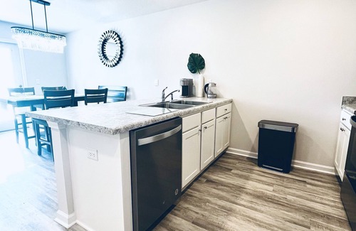 Milton House | Brand New House ~ Modern Luxury ~ 30 min Beach ~3 min dining