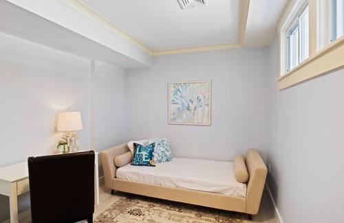 South Yarmouth Hotel | Brand New House steps away from Parker River Beach