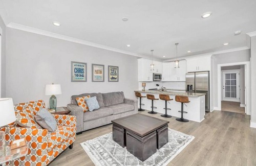 Old Hickory House | BRAND NEW LISTING DISCOUNT - The Crow's Nest at Turtle Bay Marina