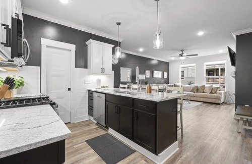 Weinland Park House | Brand New Lux 18 Beds w 2 Hot Tubs - Short North