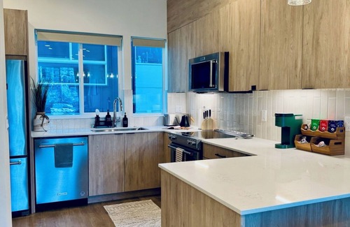 North Queen Anne House | Brand New, Luxe & Bright Gem: Prime Location - Queen Anne, Roof Deck, Views