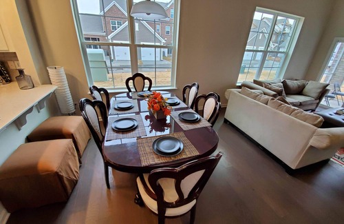 Charlotte House | Brand new luxury townhouse in prime location in Ballantyne - Book now!