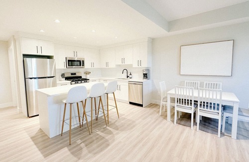 Langley House | Brand New Modern 2 Bedroom Suite - Pet Friendly