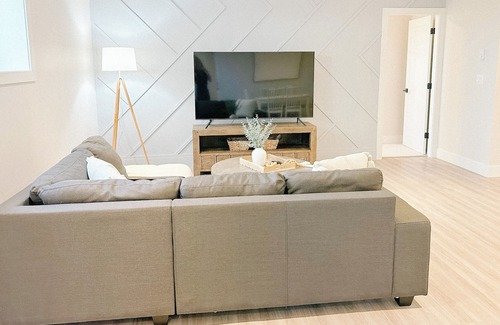 Langley House | Brand New Modern 2 Bedroom Suite - Pet Friendly