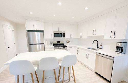 Langley House | Brand New Modern 2 Bedroom Suite - Pet Friendly
