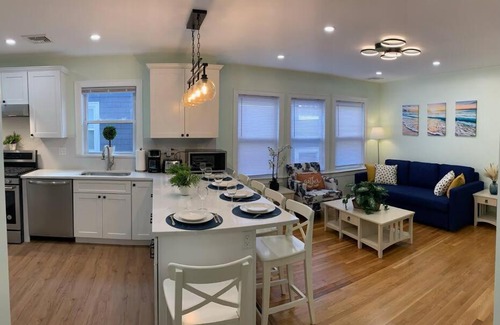 St. Marks Apartment | BRAND NEW MODERN 3BDS, 2 BATHS. SLEEP 9 PEOPLE. MINUTES AWAY FROM BOSTON.