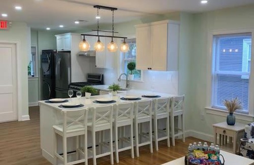 St. Marks Apartment | BRAND NEW MODERN 3BDS, 2 BATHS. SLEEP 9 PEOPLE. MINUTES AWAY FROM BOSTON.