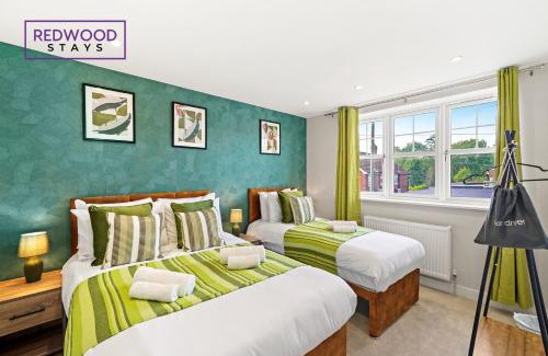Rushmoor District House | BRAND NEW! Modern Houses For Contractors & Families with FREE PARKING, FREE WiFi & Netflix By REDWOOD STAYS