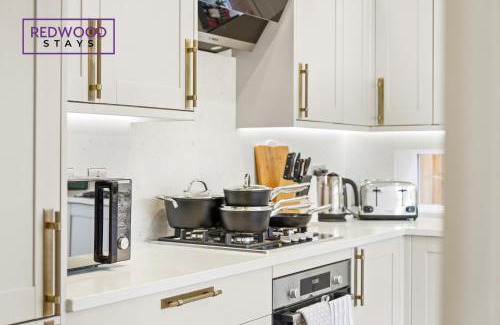 Rushmoor District House | BRAND NEW! Modern Houses For Contractors & Families with FREE PARKING, FREE WiFi & Netflix By REDWOOD STAYS