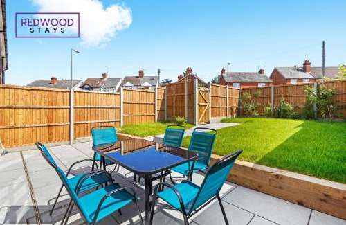Rushmoor District House | BRAND NEW! Modern Houses For Contractors & Families with FREE PARKING, FREE WiFi & Netflix By REDWOOD STAYS