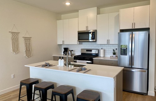 Berkley Apartment | Brand New Modern Mountain View 2 Bed 2 Bath Apartment