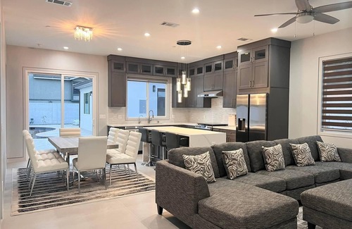Westminster House | BRAND NEW MODERN RETREAT, POOL, SPA CLOSE BEACHES,DISNEYLAND,ANAHEIM CONVENTION.