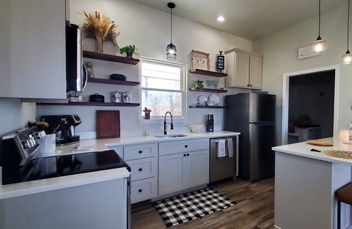 Sand Gap Cabin | Brand New Modern Wild Winds Cabin at 2000 Feet Elevation with a hot tub!