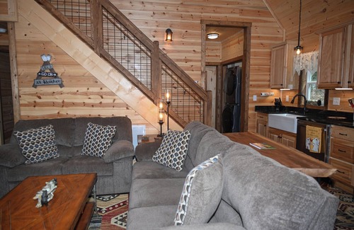 Brasstown Cabin | *BRAND NEW* Mountain View Cabin close to the Folk School with Gas Fire Pit & Hot Tub