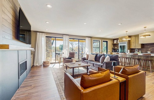 Mills River House | BRAND NEW Perfect Getaway with Lake Views, Full Kitchen and Outdoor Fire Pit