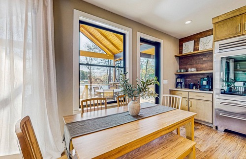Mills River House | BRAND NEW Perfect Getaway with Lake Views, Full Kitchen and Outdoor Fire Pit