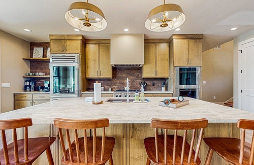 Mills River House | BRAND NEW Perfect Getaway with Lake Views, Full Kitchen and Outdoor Fire Pit