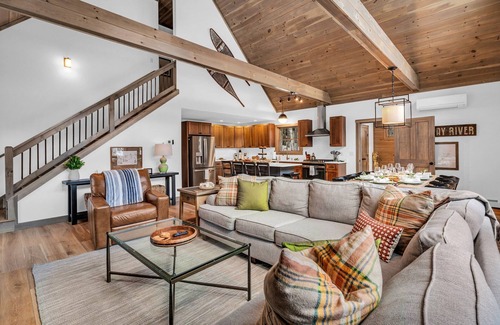 Sunday River Area Ski Chalet | BRAND NEW Powder Lodge - Hot Tub, Game Room, A/C and right next to Sunday River!