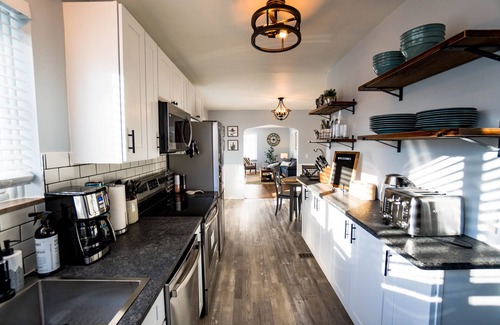 Center Line House | Brand New Renovation - 3BR/1BA in the heart of Metro Detroit