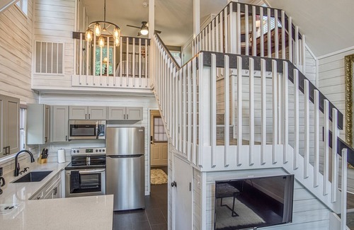 Hot Springs Cabin | Brand New Shabby-Chic Cabin Downtown Hot Springs