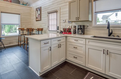 Hot Springs Cabin | Brand New Shabby-Chic Cabin Downtown Hot Springs