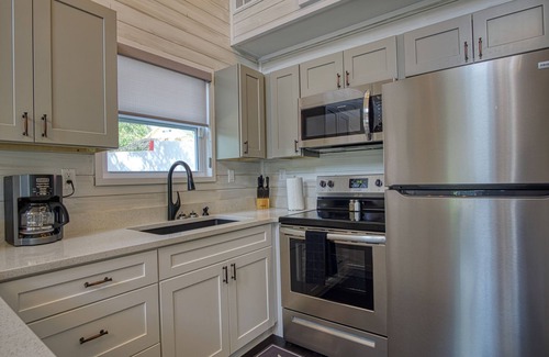 Hot Springs Cabin | Brand New Shabby-Chic Cabin Downtown Hot Springs