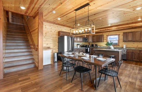 Sevierville Cabin | Brand New ~ Smoky Mountain Trailhead ~ Panoramic Views & Indoor Pool
