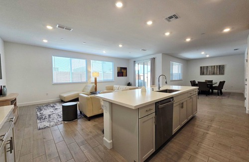 Roseville House | Brand New Spacious 4-BR house in lovely Roseville