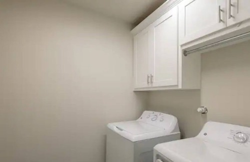 Alamedan Valley House | Brand New Three Bedroom with views for days!