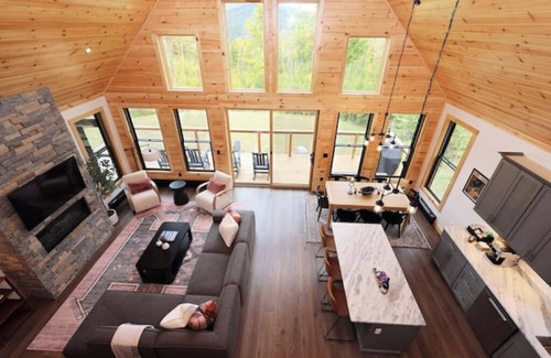 Sunday River Area Ski Chalet | Brand New. Views! Hot Tub. Sleeps 14. Kid Friendly