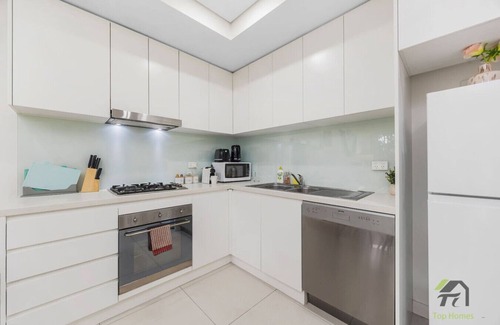 Wolli Creek Apartment | Brand-new Wooden floor apartment in Wolli Creek
