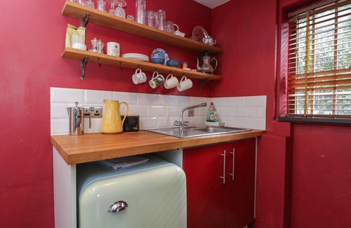 Malmesbury Cottage | BRANDEERS STUDIO, pet friendly, character holiday cottage in Minety