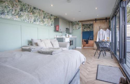 Llangennith Ski Chalet | Brandy Cove - 1 Bed Cabin - Landimore