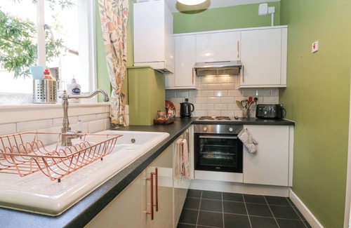 Perth Cottage | BRANKLYN GARDEN COTTAGE, pet friendly, with open fire in Perth