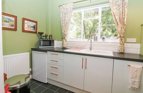 Perth Cottage | BRANKLYN GARDEN COTTAGE, pet friendly, with open fire in Perth