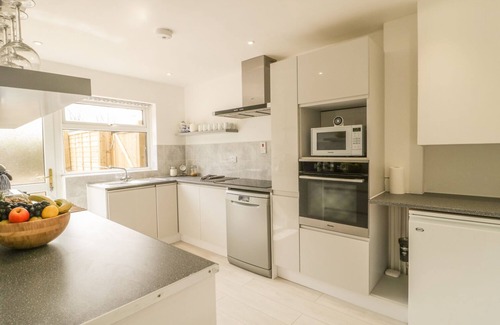 West Lulworth House | BRANSMEAD, pet friendly, luxury holiday cottage in West Lulworth